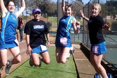 Opgewonde netbalspelers, met Rochelle Lawson regs 